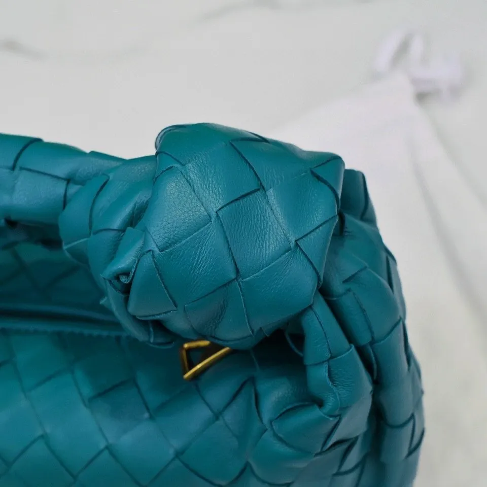 Batch 1120 BV Bottega Veneta's new early spring women's MINI JODIE handbag BV bag 🔥The new method is based on the original rounded corners, knotted with classic woven leather round hobo bag, The most iconic triangular pull-out design, using sheepskin draped soft shape, is super suitable for concave shapes~ Jodie feels really gentle to people, and is definitely the best item for daily matching. It has the same weave, new elements and twists, is compact and versatile, and is the new favorite of street style Internet celebrities! Dimensions: 23x28x8 Model: 6699-1